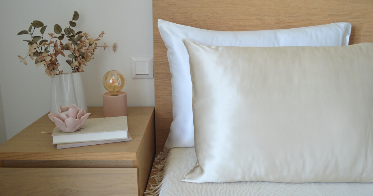 selyem párnahuzat, szatén párnahuzat különbség, hernyóselyem előnyei, eperfaselyem hatása, poliészter szatén vélemények